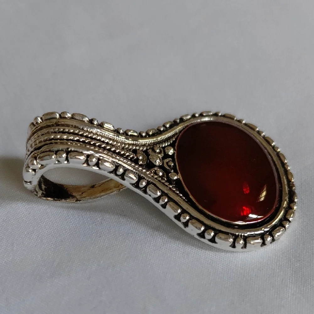 Elegant Silver and Red Pendant - Picture 2 of 8